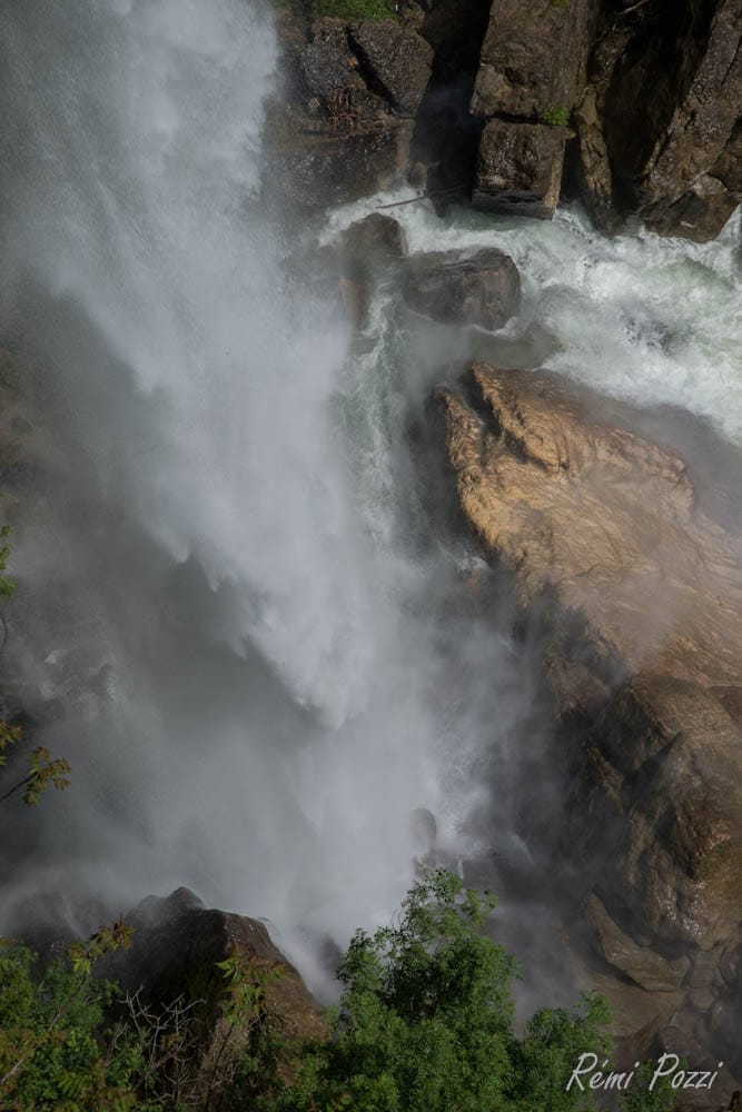 Flots d'eau de la cascade de Cerveyrieu