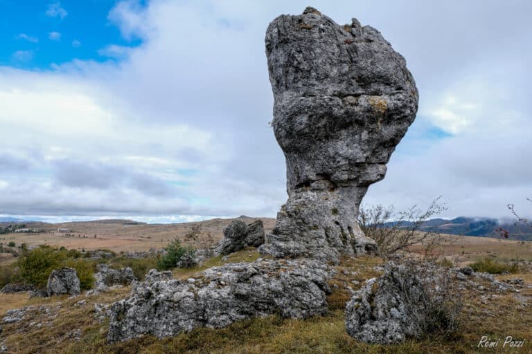 Enorme bloc de pierre