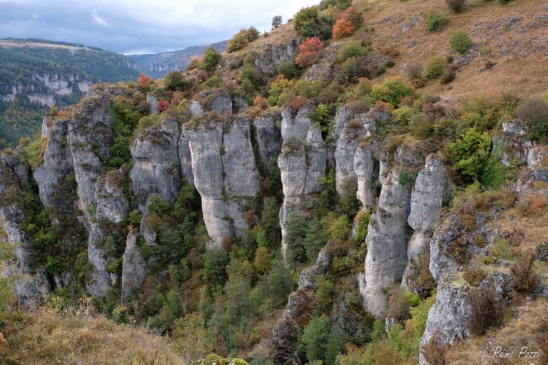 Falaise abrupte dans les Cévennes