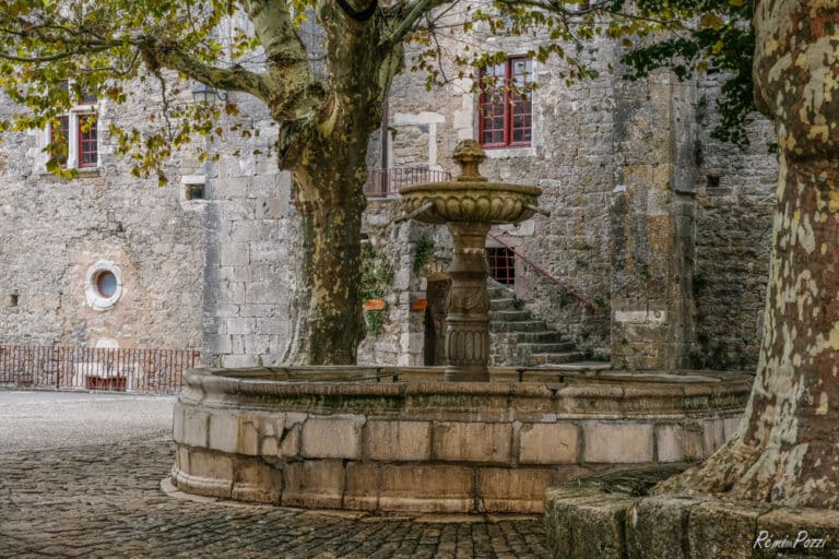 Fontaine en pierre dans un village ancien