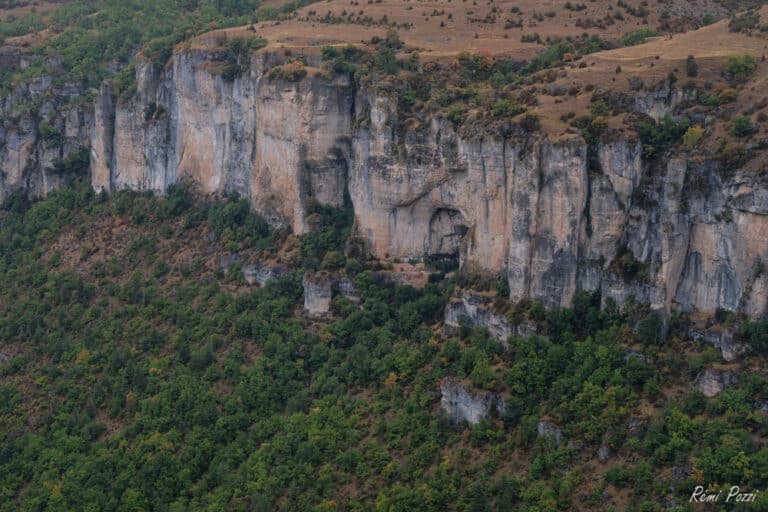 Haute falaise surplombant les Cévennes