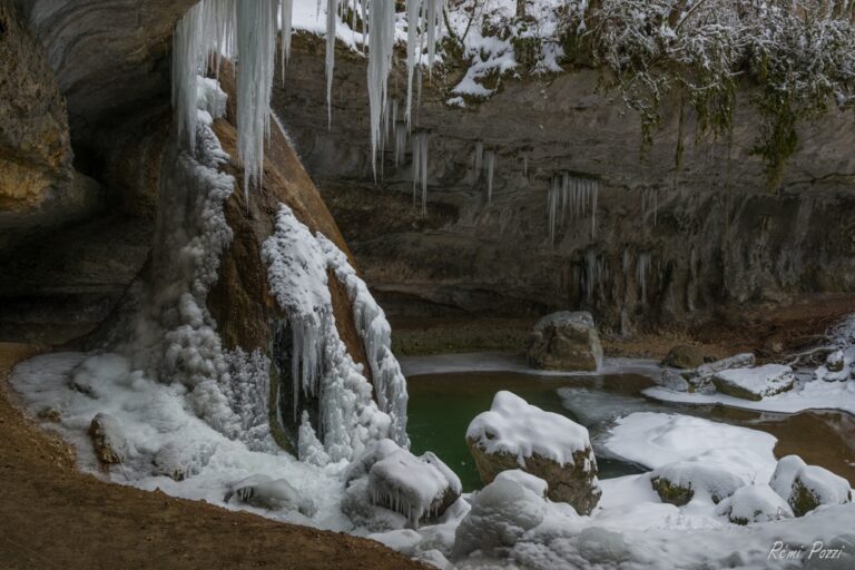 Le pain du sucre avec de la neige et des stalactites