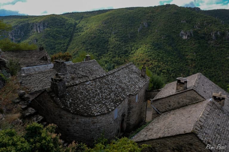 Maisons en pierre sur le flanc d'une montagne