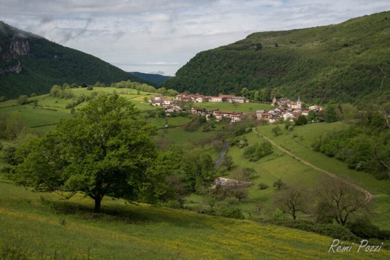 Village de Oncieu vu depuis une colline avoisinante