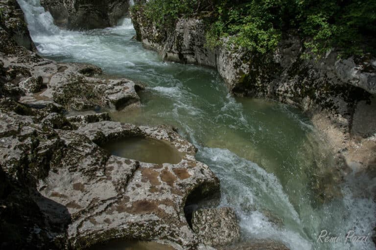 Les eaux tumultueuses du Séran, rivière du Bugey