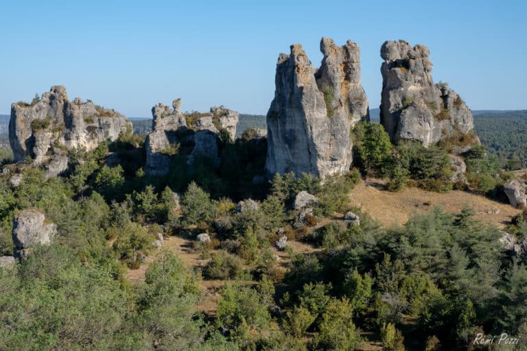 Rochers surplombant le paysage cévennois