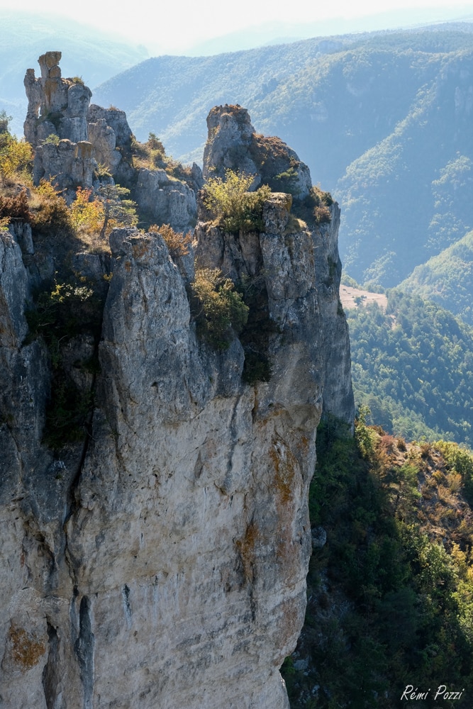 Couronne de pierre au sommet d'une montagne