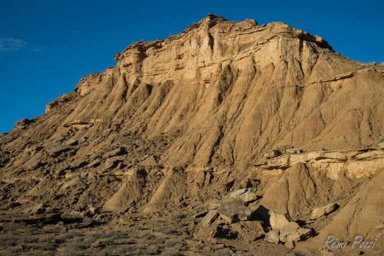 Crête d'une montagne dans le désert des Bardenas