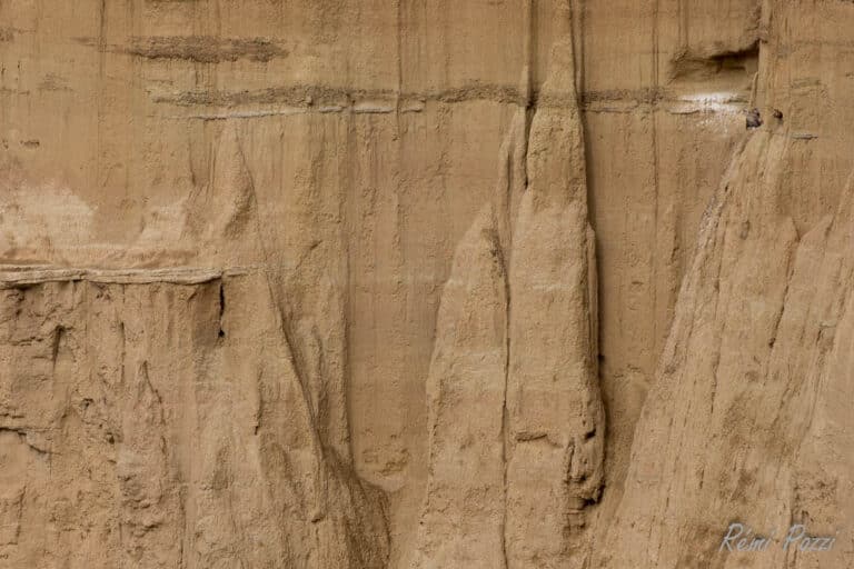 Mur abrupt d'une montagne du massif des Bardenas