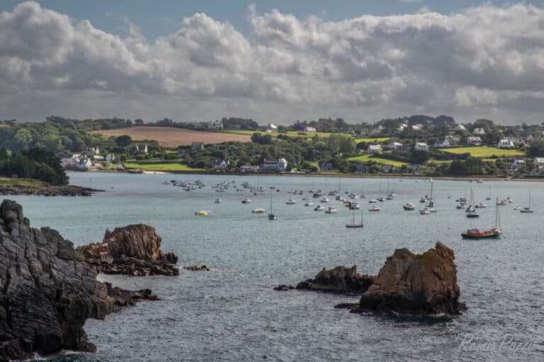 Bateaux dans une baie bretonne