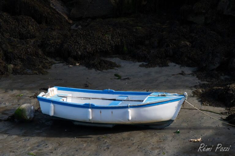 Petite barque bretonne sur une plage