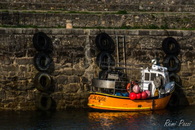 Bateau amarré au port