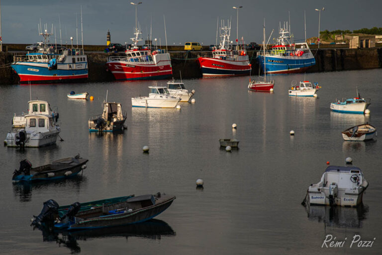 Bateaux amarrés dans un port breton