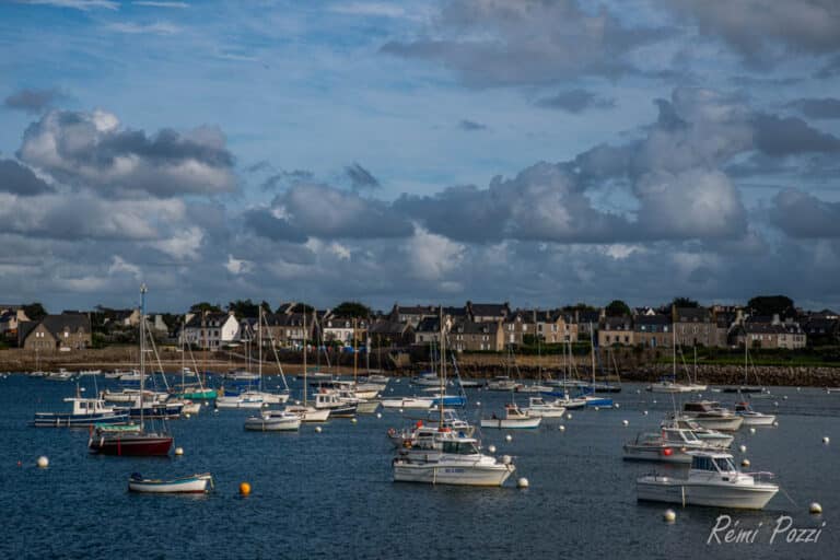 Bateaux amarrés dans une baie bretonne