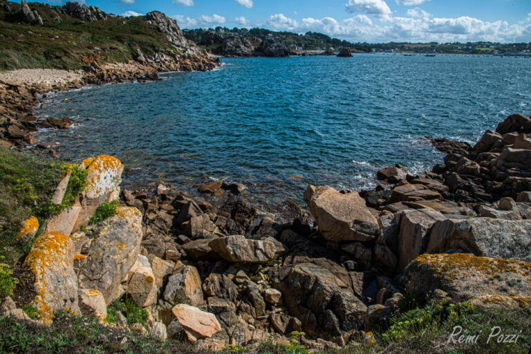 Crique et plage rocailleuse en Bretagne