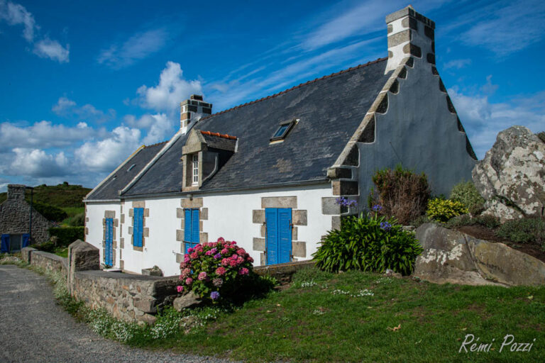 Maison en pierre bretonne aux volets bleus
