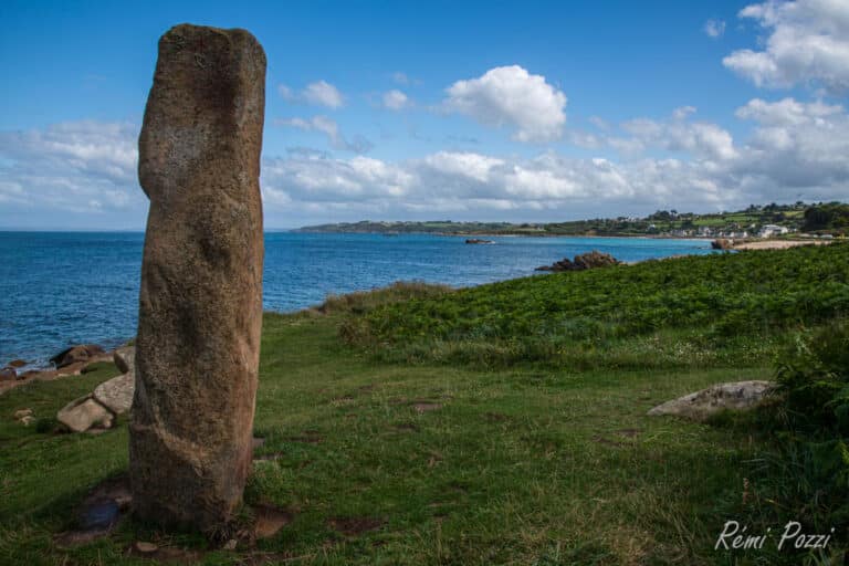 Menhir sur la côte bretonne