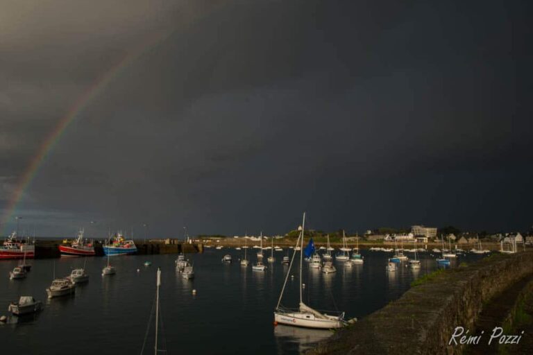 Ciel nuageux sur un port breton