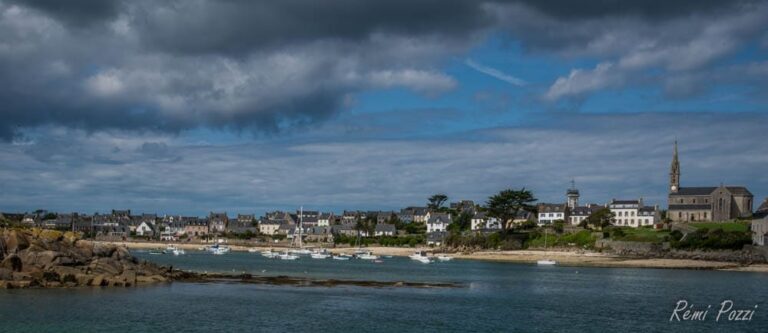 Ville bretonne sous un ciel gris