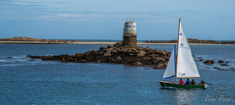 Petit voilier aux abords des côtes bretonnes