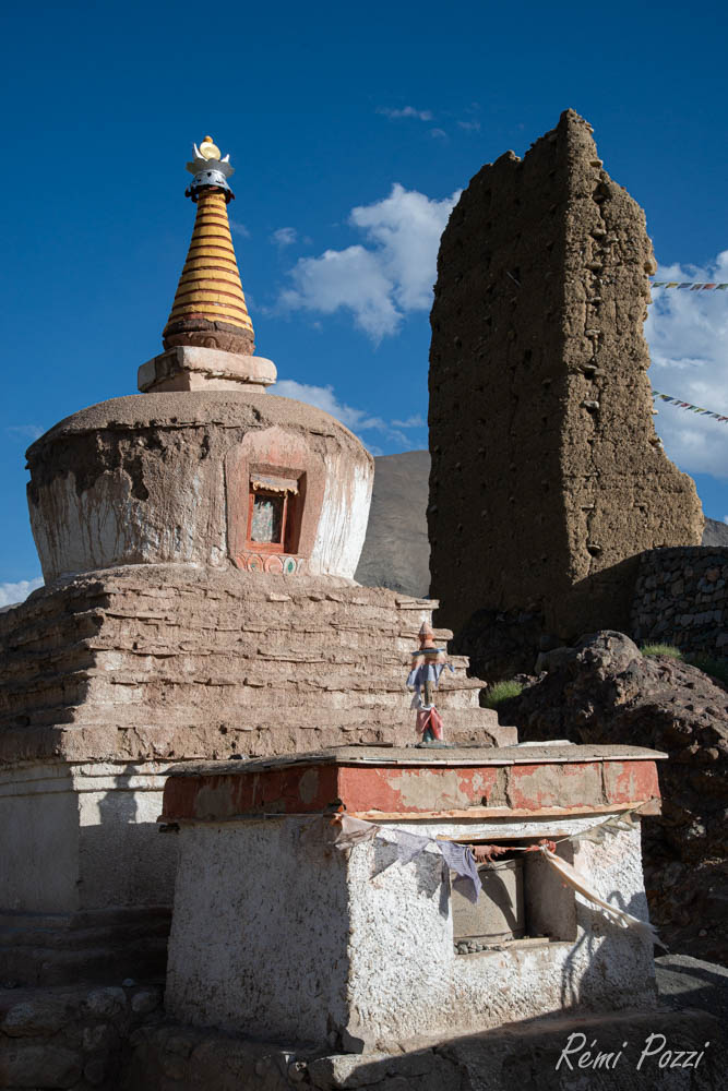 Autel devant un stupa bouddhiste