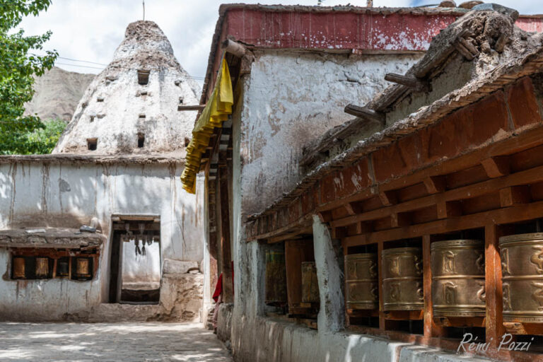 Vieux bâtiment en chaux dans un village indien