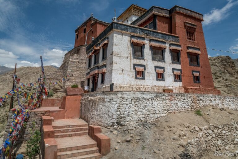 Grand bâtiment de pierres blanches et rouges en Inde