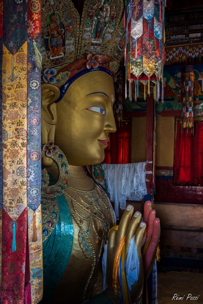 Divinité Maitreya dans un temple bouddhiste