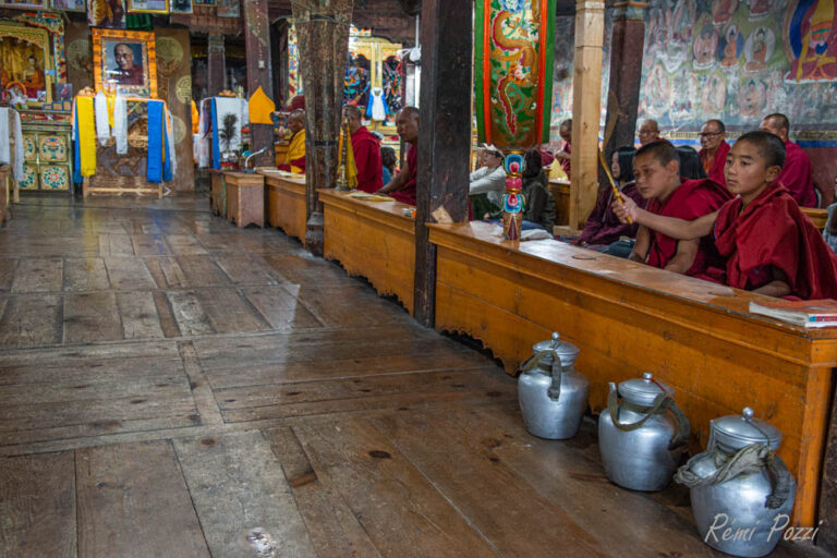 Préparation d'une cérémonie bouddhiste dans un temple