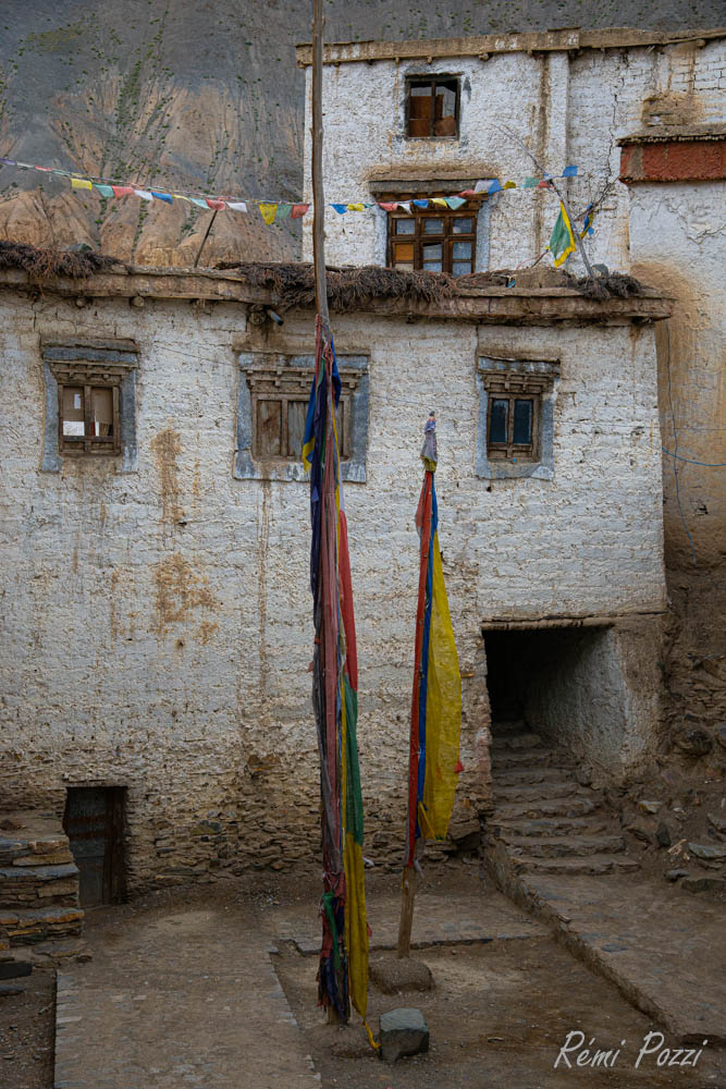 Drapeaux de prières au centre d'un village indien