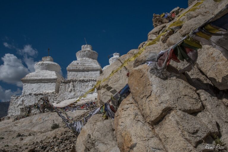 Drapeaux de prière du Ladakh sur les flancs d'une montagne