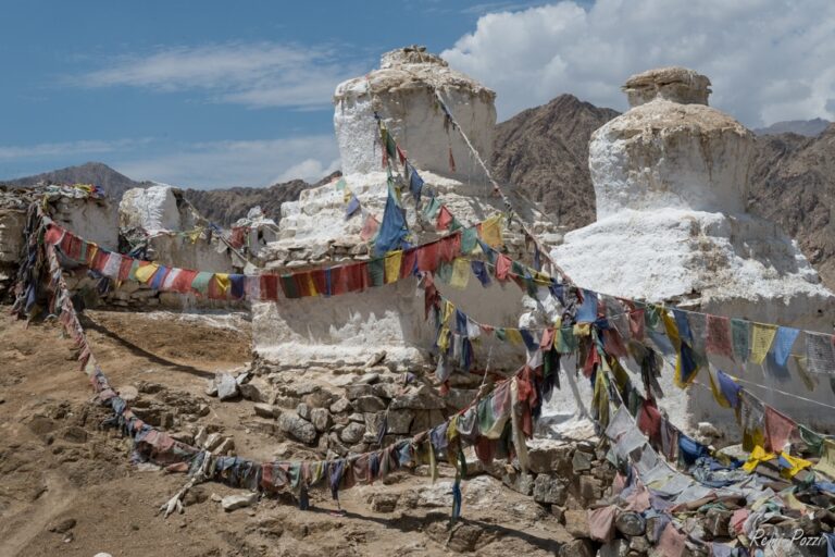 Drapeaux multicolores accrochés aux stupas
