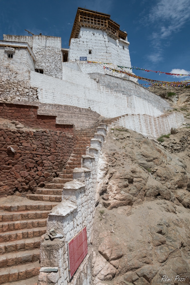 Escalier pour se déplacer dans un village accroché à la montagne