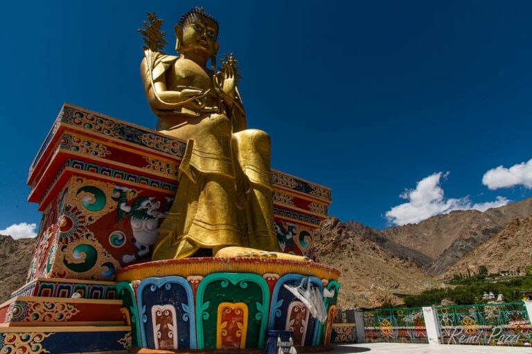 Gigantesque statue de bouddha assis sur un autel