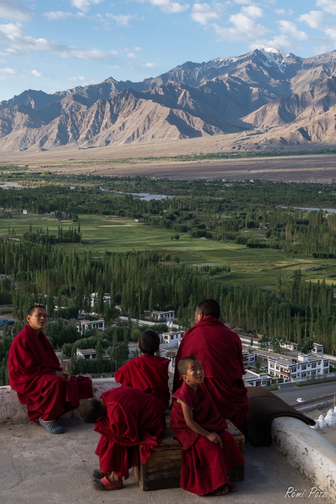 Jeunes bouddhistes devant les montagnes en Inde