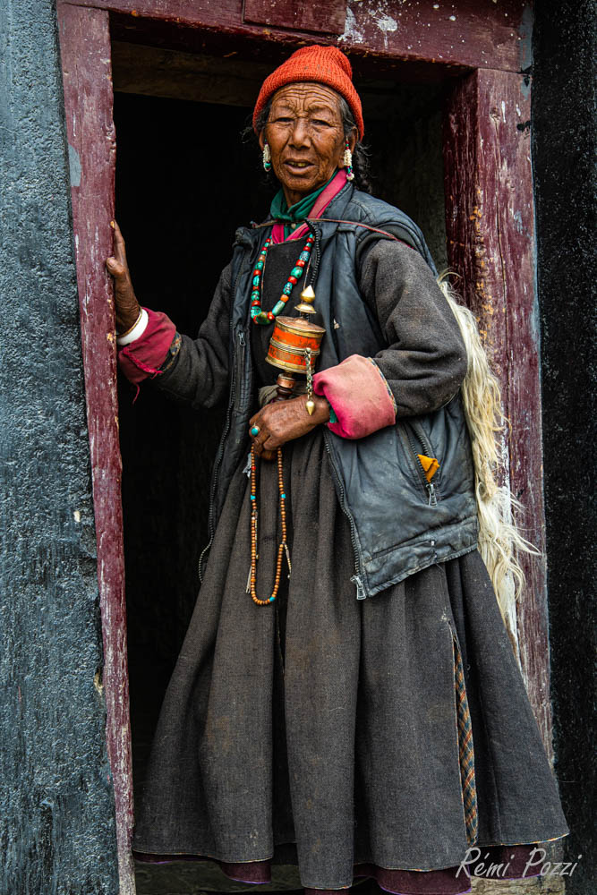 Indienne âgée qui rentre chez elle