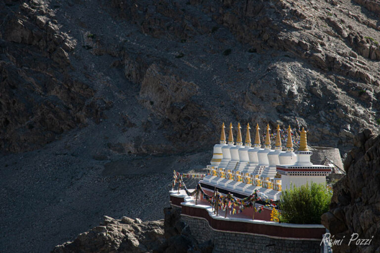 Lieu de prière bouddhiste au pied d'une montagne