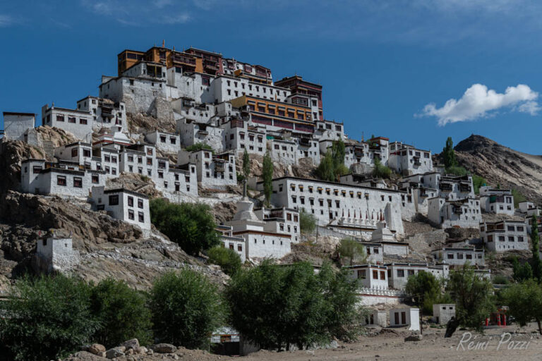 Maisons de pierres d'un village sur les hauteurs du Ladakh