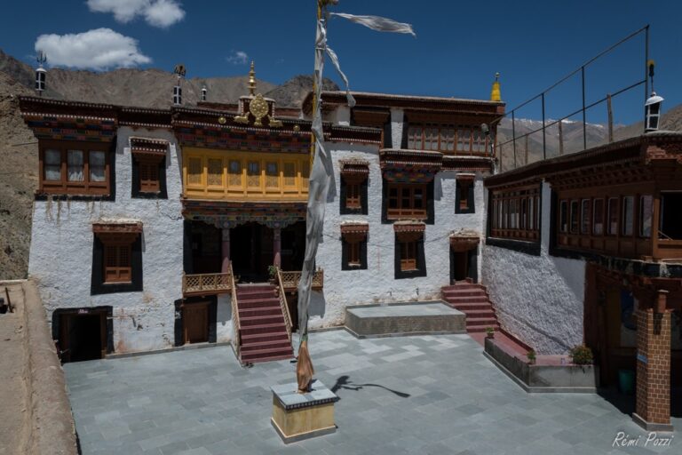 Maisons d'un petit village de montagne en Inde