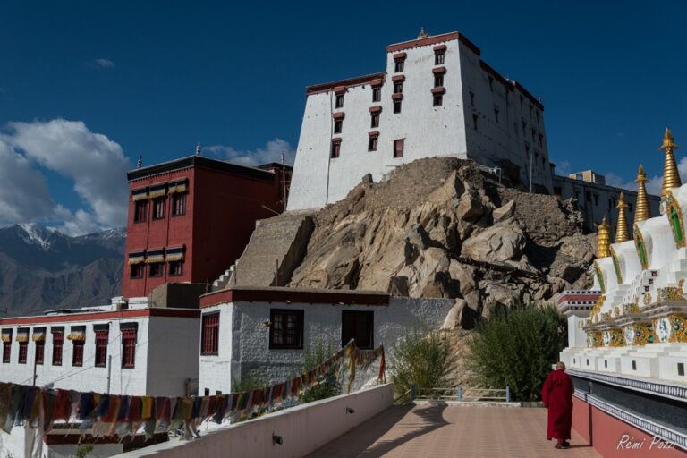 Monastère bouddhiste au sommet d'une montagne