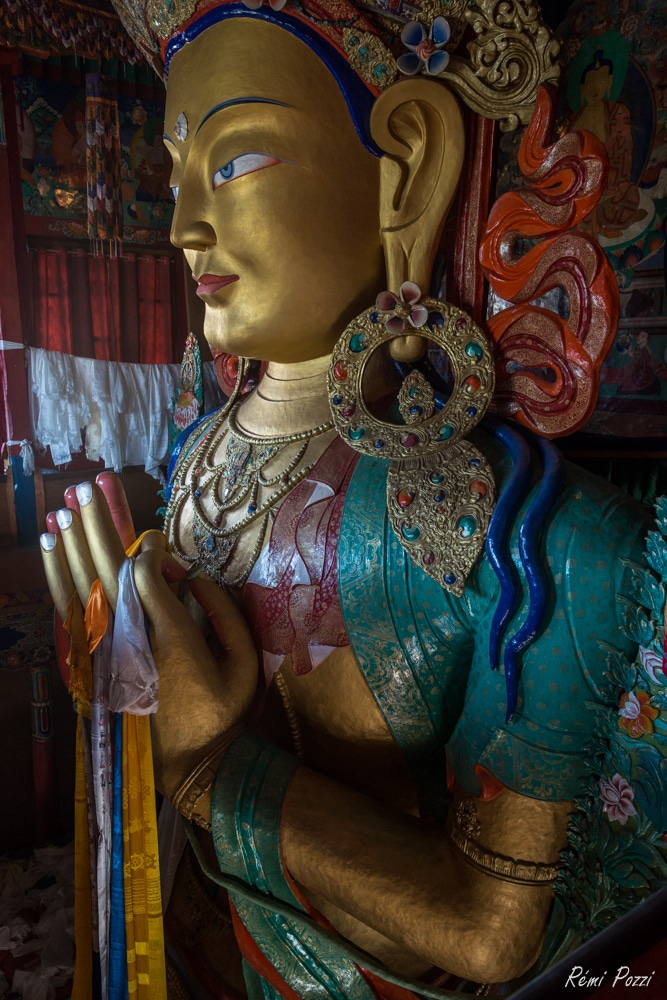 Représentation du bouddha Maitreya de profil