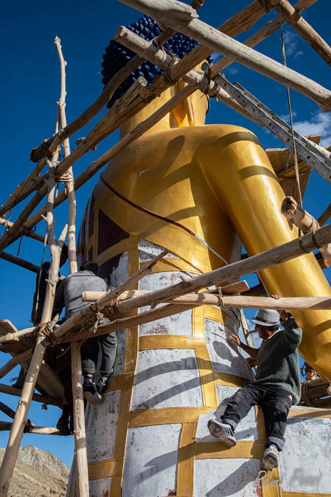 Divinité bouddhiste en cours de rénovation au Ladakh