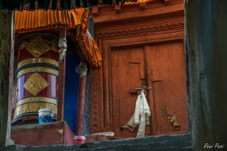 Entrée d'un temple bouddhiste en cours de rénovation