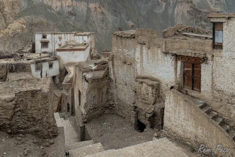 Ruelle escarpée d'un village en pierre sur le flanc d'une montagne