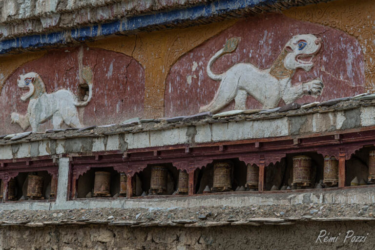 Sculptures sur les murs d'un temple bouddhiste