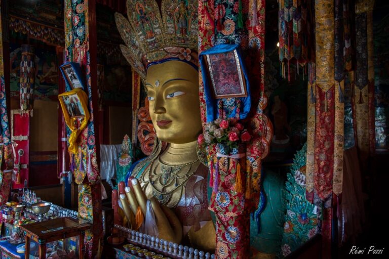 Statue de la divinité bouddhiste Maitreya dans un temple