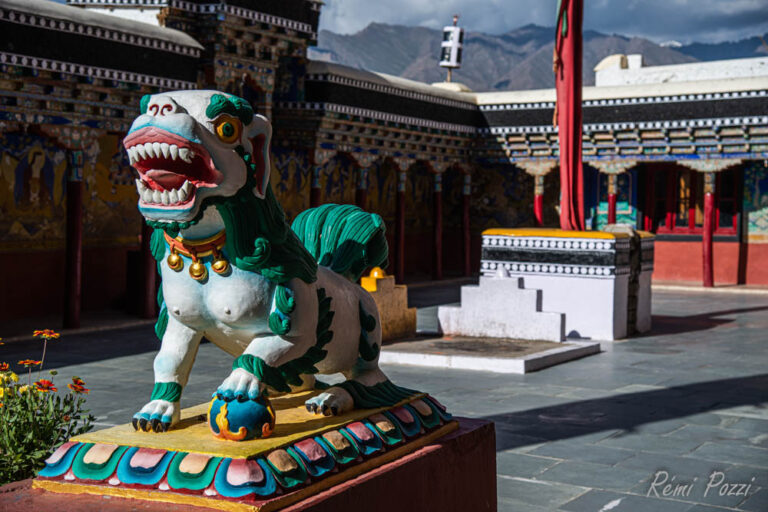 Statue d'un chien coloré dans un temple bouddhiste