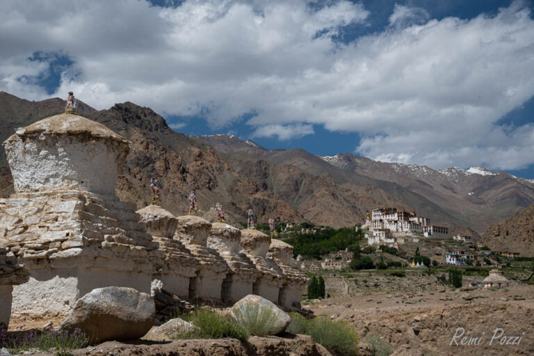 Stupas, construction bouddhiste entourées de montagnes