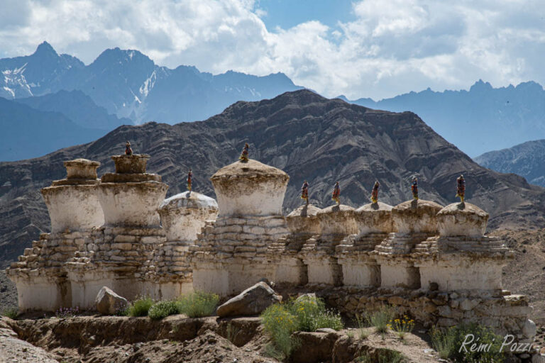 Stupas faisant face aux montagnes du Ladakh