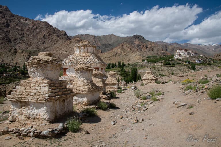 Stupas dans une vallée montagneuse d'Inde